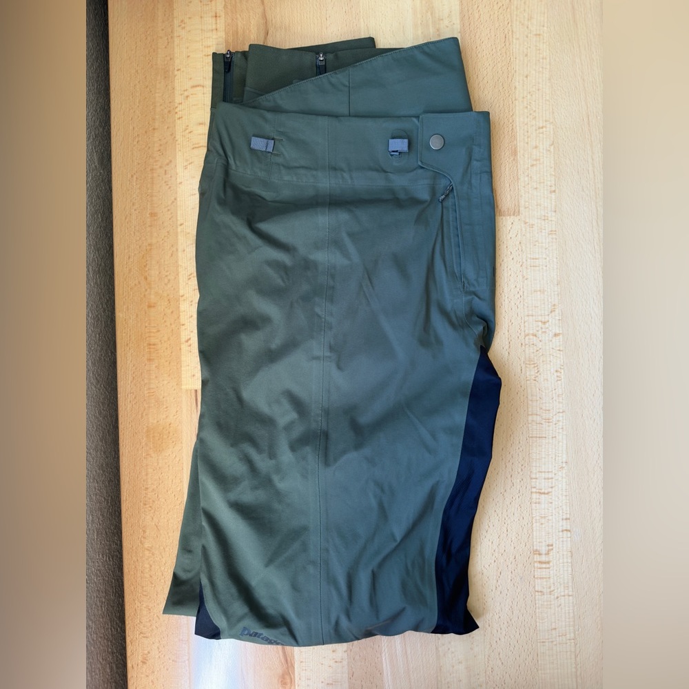 Patagonia Men's Dirt Roamer Storm Bike Pants. Green. Large (LG). REGULAR Fit.